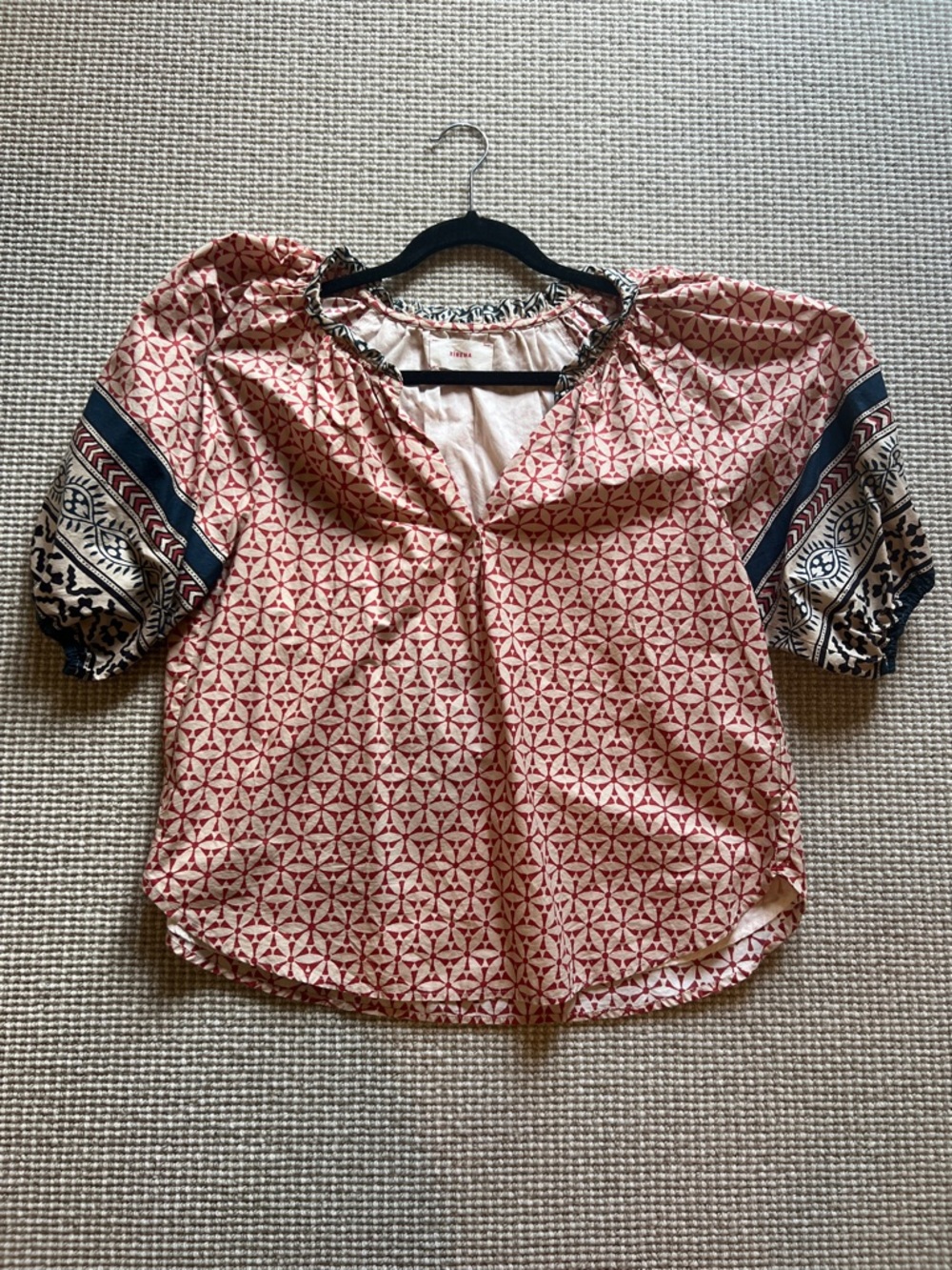 XiRENA Red Geometric Puff-Sleeve Blouse with Navy Trim